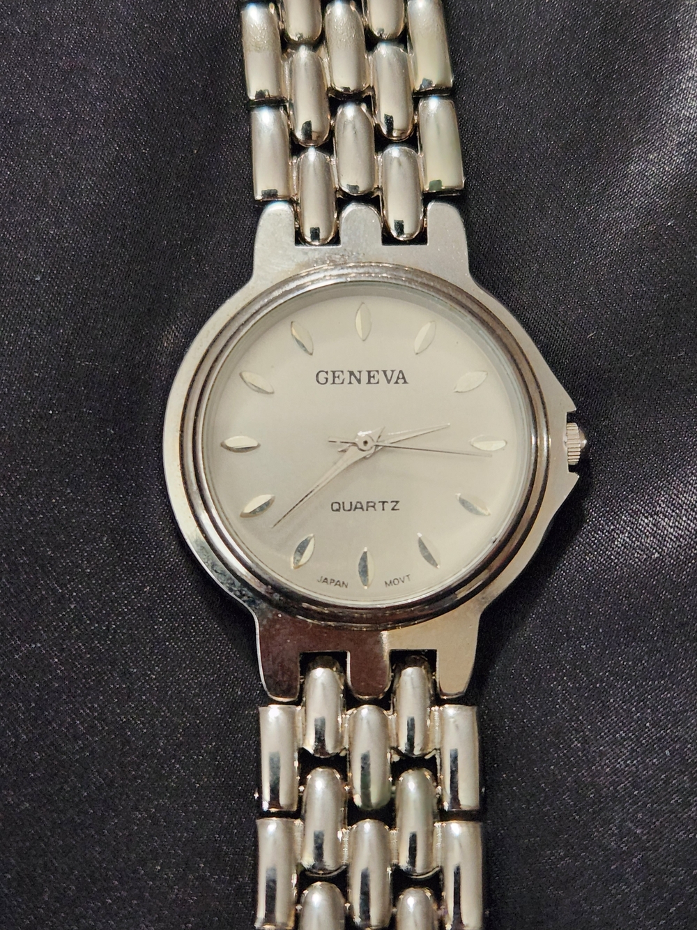 Vintage Geneva Silver and White Women's Bracelet Working Watch Japan Movement